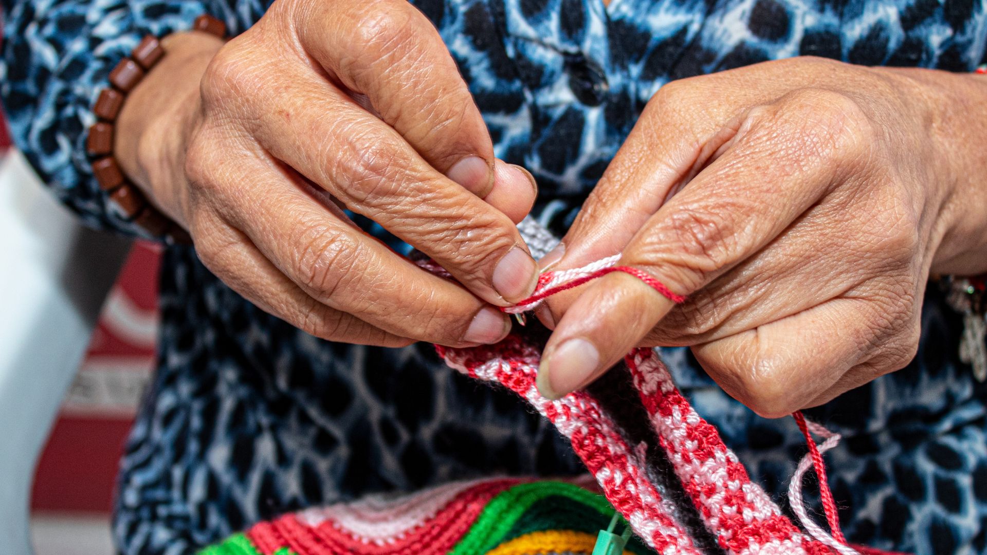 Fotografía tejedoras Barrios Unidos - Manos tejiendo crochet