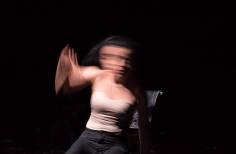 Bailarina intérprete durante presentación Orbitante Plataforma Danza Bogotá