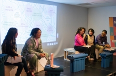 Cinco personas en un escenario, presentan el libro del Programa Crea en el Marco de la Feria Internacional del Libro de Bogotá