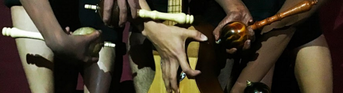 Guitarra y manos en escena