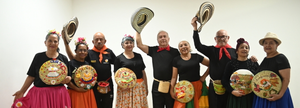 Grupo de adultos mayores con trajes para bailes típicos