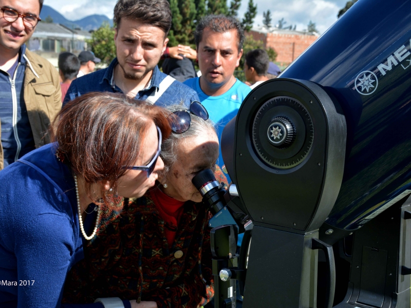 personas observando a través de un telescopio