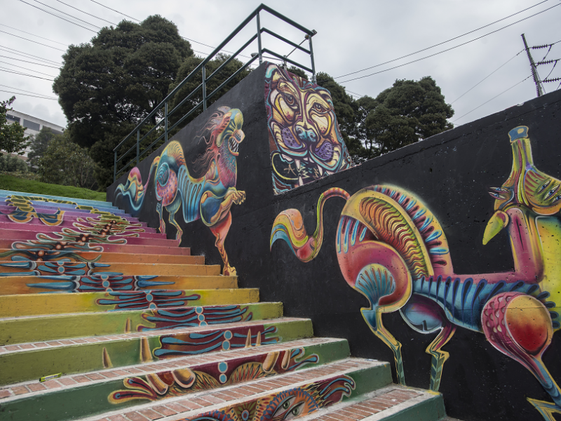 Escalera y pared de parque con grafiti