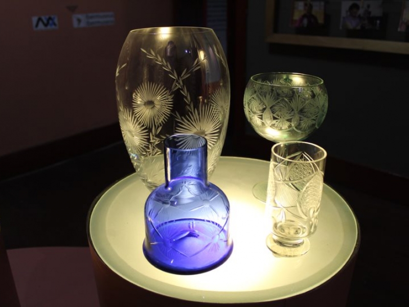Piezas talladas en vidrio en exposición