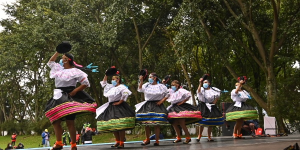 Grupo de bailarines de danza tradicional