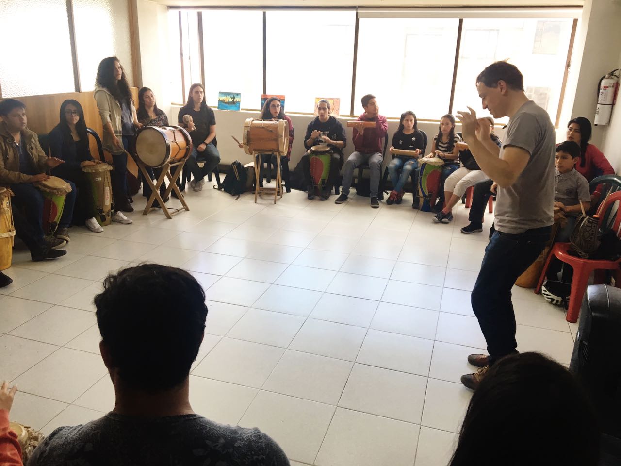 Grupo de jóvenes asistiendo a una capacitación