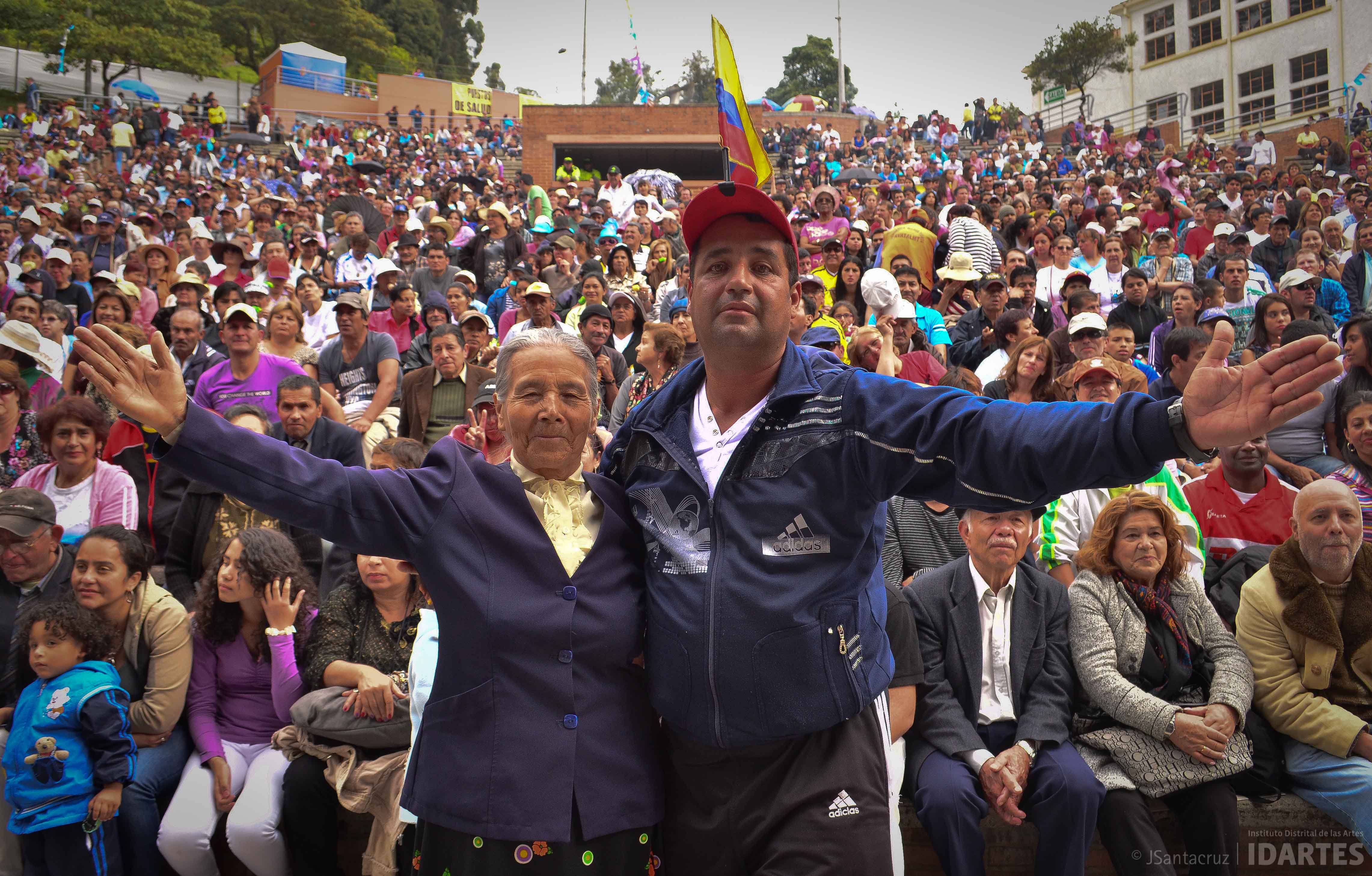 Mujer mayor y joven en un espectáculo en la Media Torta