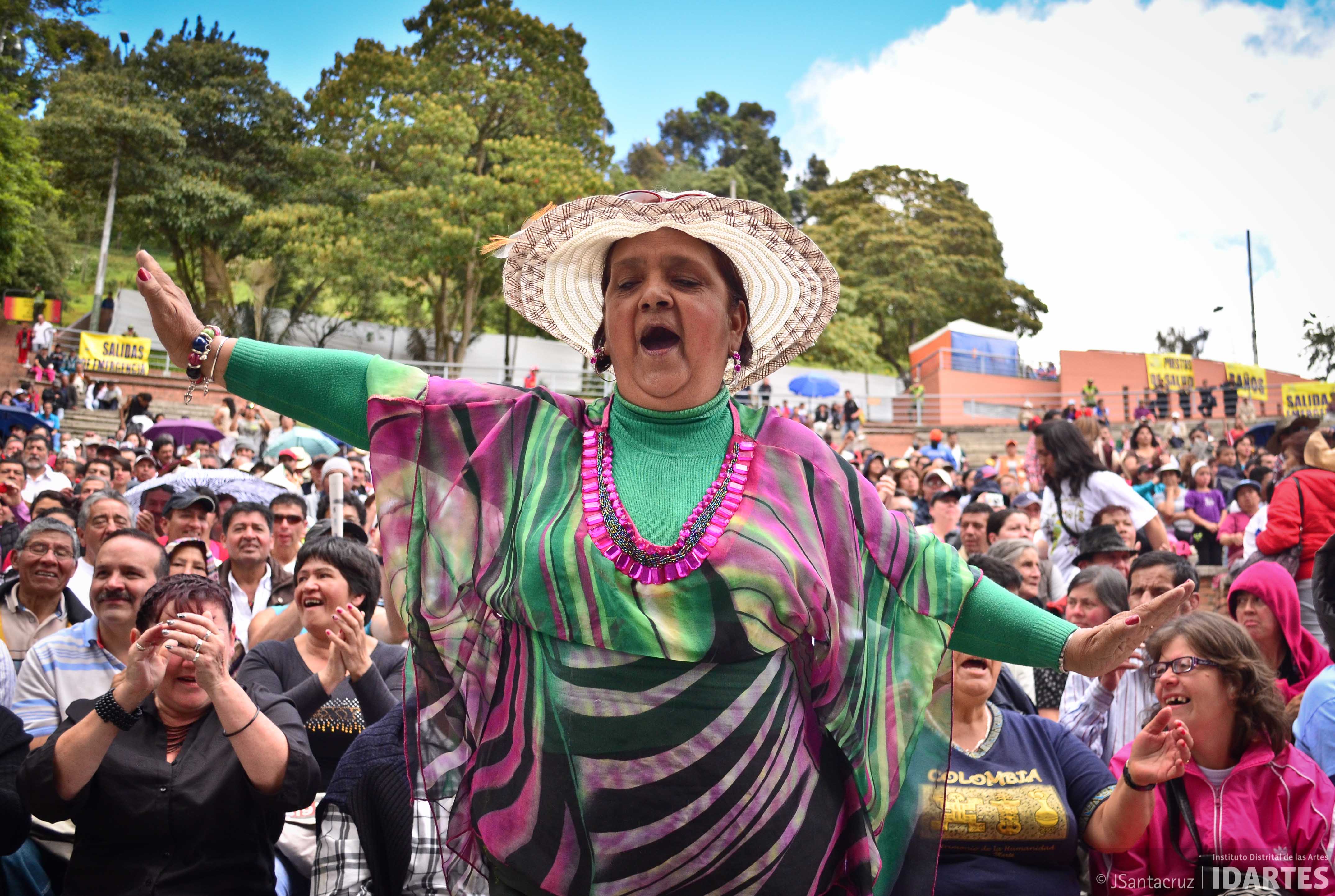 Mujer disfrutando de un espectáculo en la Media Torta