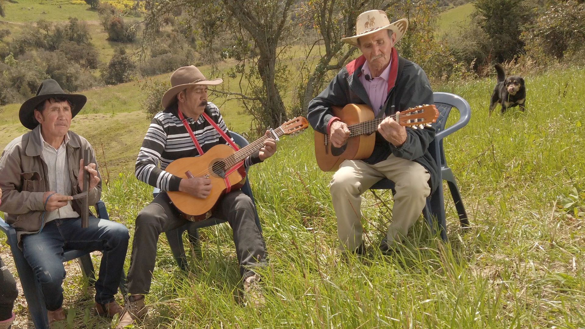 Fotografía rutas de memoria Usme - Personas tocando instrumento al aire libre