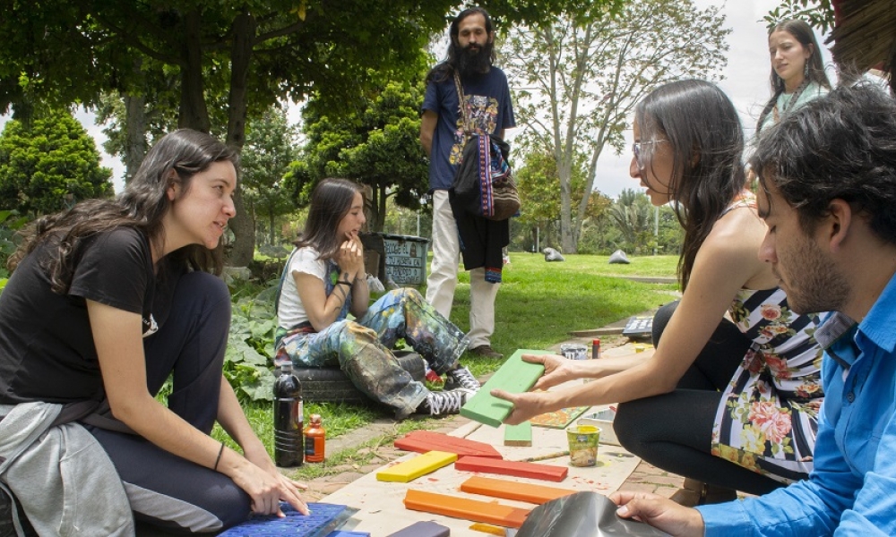 Un grupo de personas comparte al aire libre. Fotografía por Lina Pachón