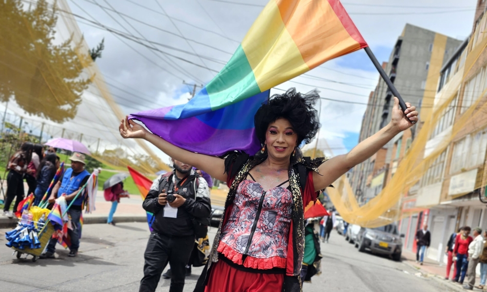 persona trans con bandera