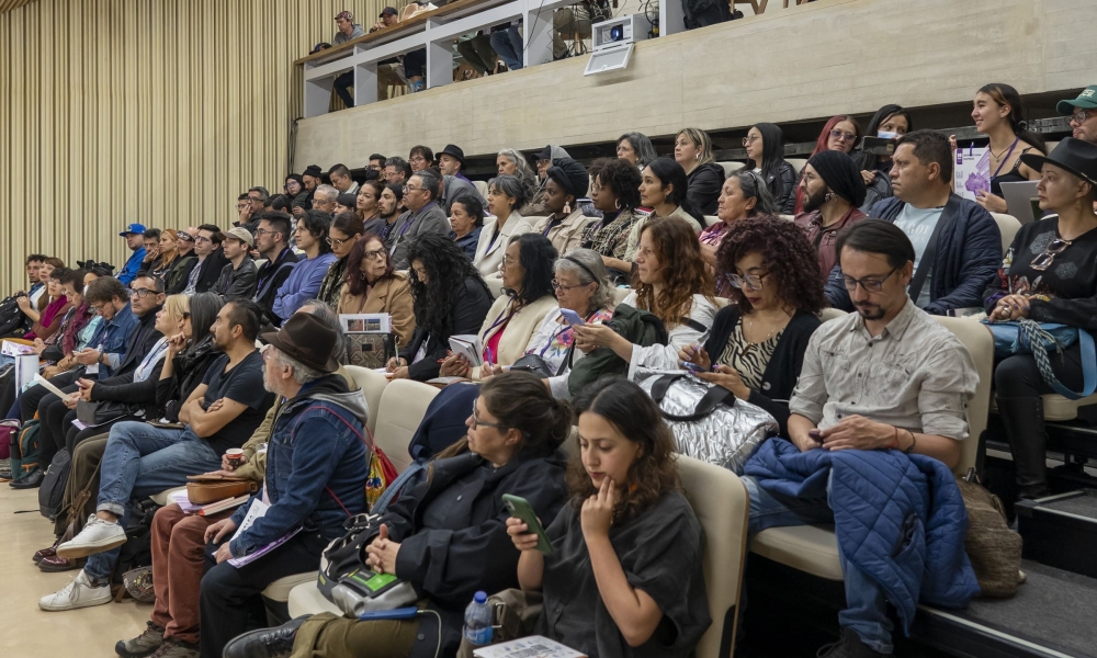 personas participando en la asamblea de las artes