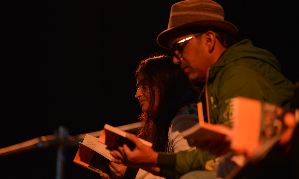 Personas en proceso de lectura durante una presentación de Libro al Viento 2017.