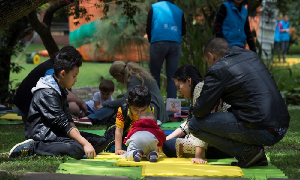 Una familia disfruta de las actividades de Picnic Literario. 