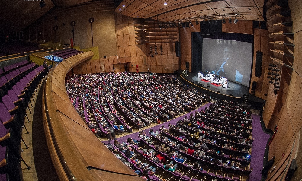 Personas sentadas en el Teatro Jorge Eliécer Gaitán.