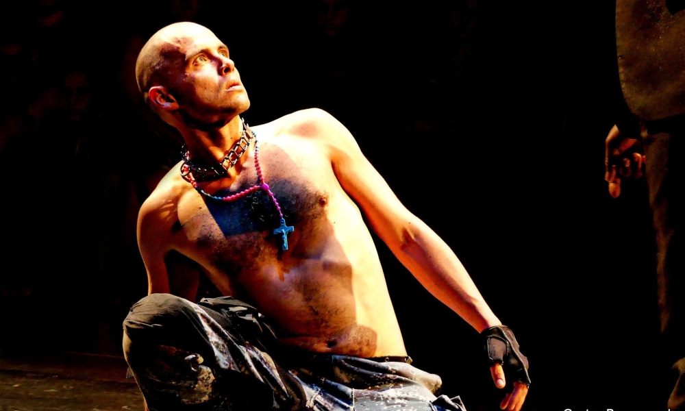 Obra la paz perpetua actor en escena