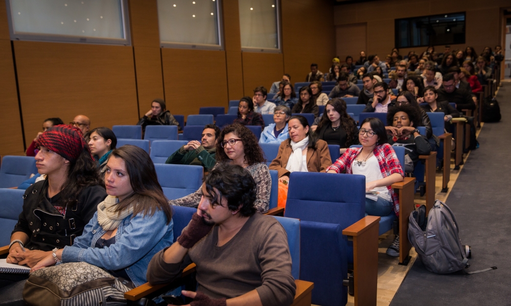 Grupo de personas en auditorio