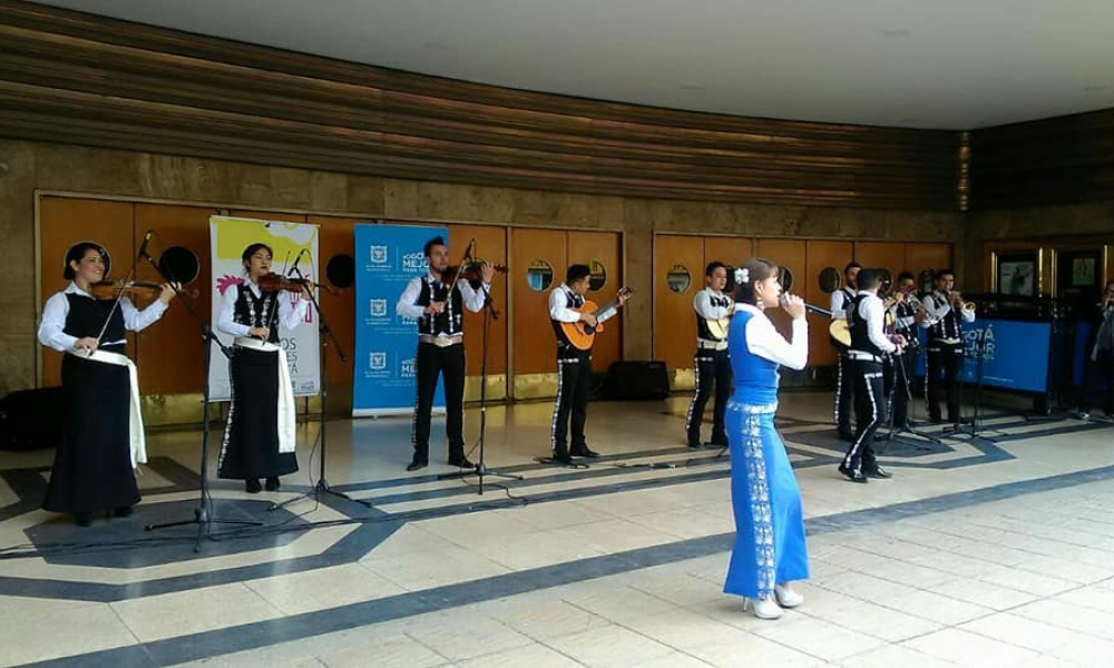 personas tocando frente al Teatro Jorge Eliécer Gaitán 