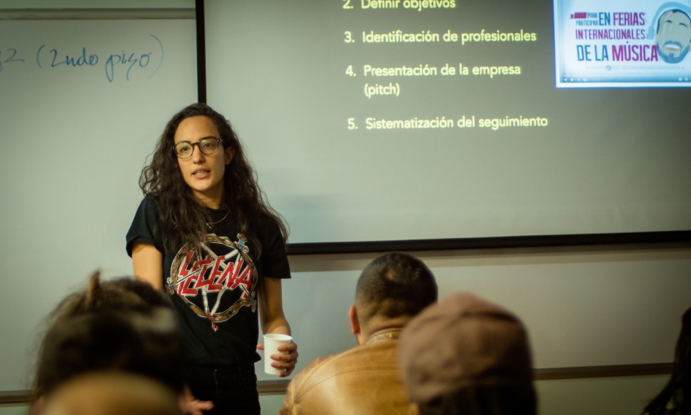 Grupo de personas reunidas en un salón de clase 