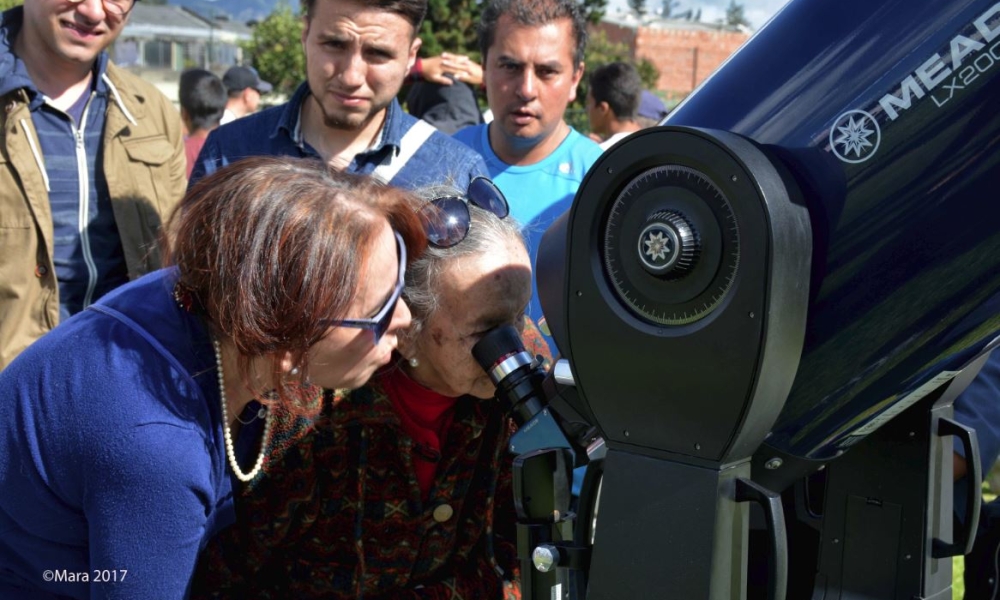 Personas participando en la Observación por telescopios Planetario de Bogotá