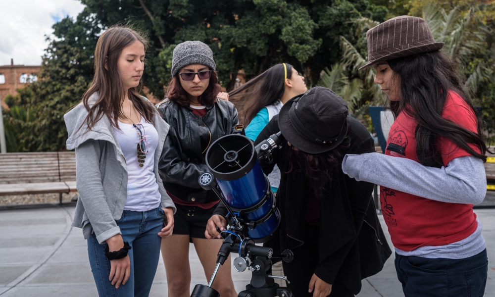 Observación por telescopios en el Planetario de Bogotá