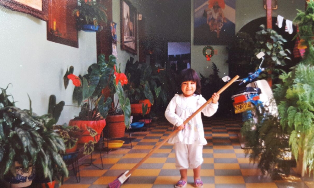 Niña en el patio de su casa 