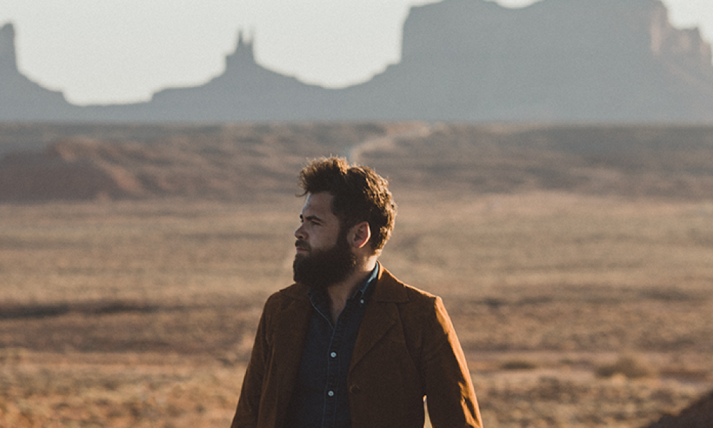 Hombre de Passenger en un camino desolado