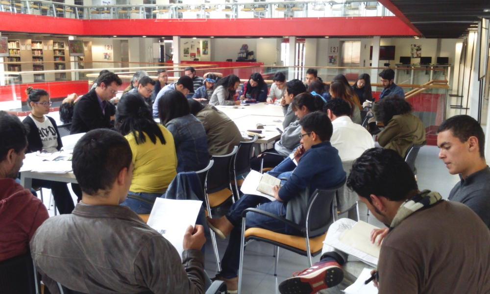 Personas participando en actividad académica