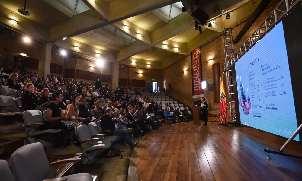 Personas en un auditorio atentas.