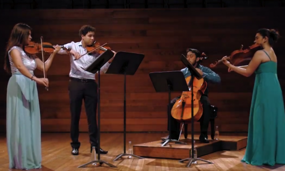 Cuarteto de música tocando instrumentos 