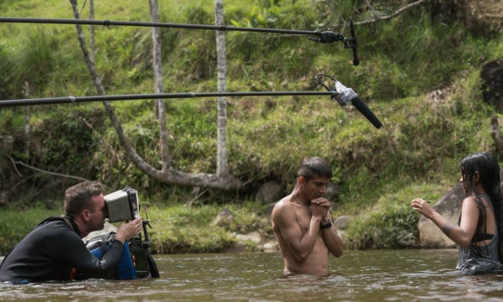 Hombre y mujer en el rio 