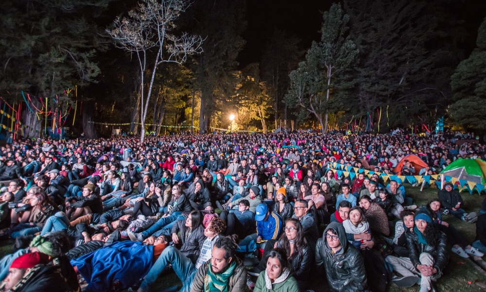 Personas viendo proyección de película