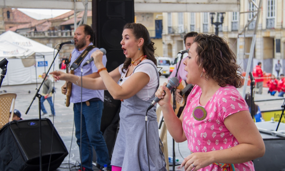 Grupo musical en una plaza Grupo musical en una plaza