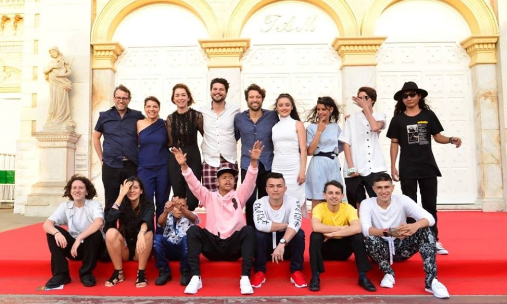 Grupo de personas posando para fotografía