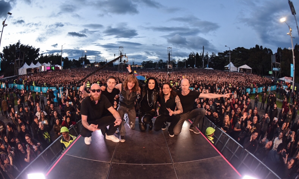 Grupo de músicos en rock al parque con el público