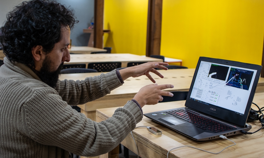 Hombre haciendo operación en un computador