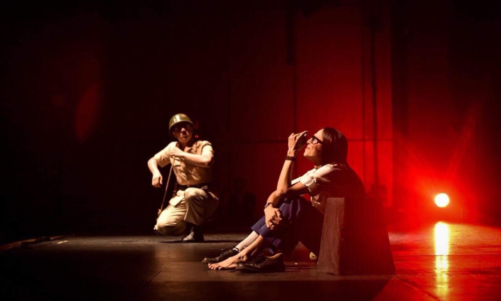 Convocatorias agosto Puesta en escena con dos personajes y luz roja