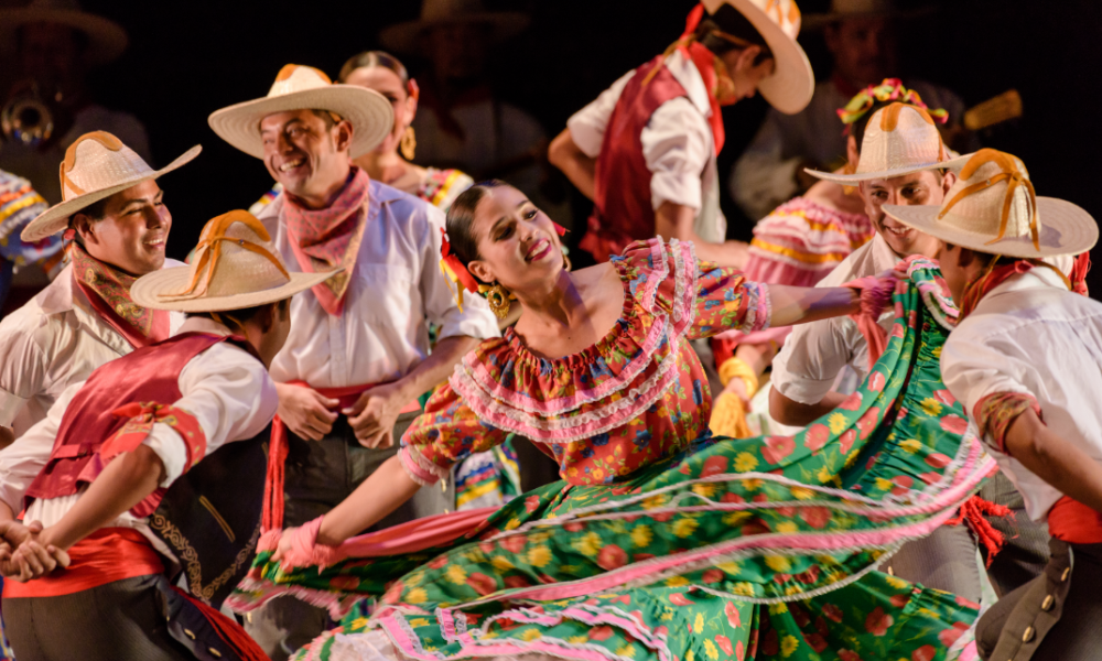 Grupo de danza en la ciudad folclor