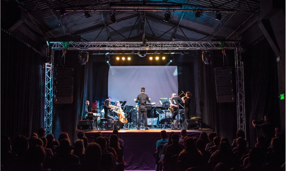 grupo de músicos en el escenario