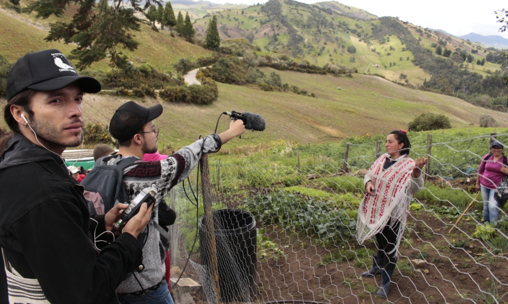 Personas haciendo radio en el campo.