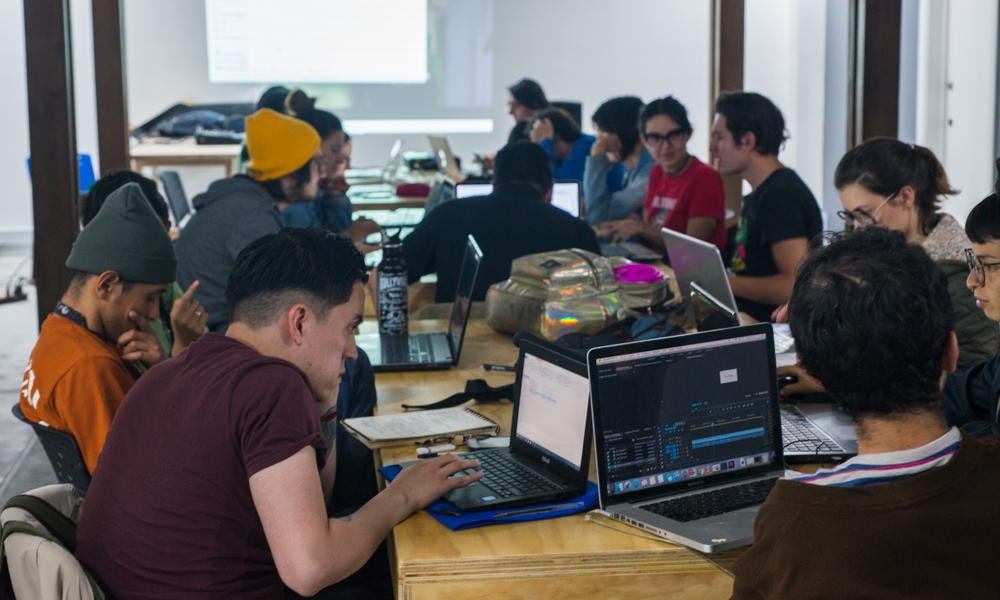 Personas reunidas en una mesa 