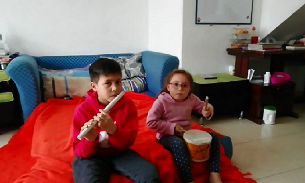 Niños haciendo música