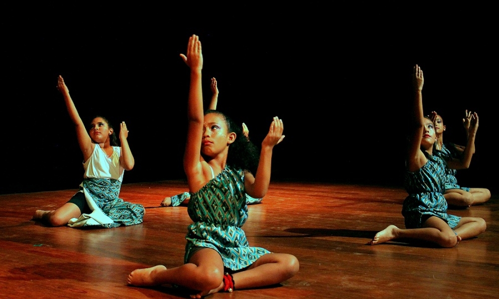 Jóvenes bailando