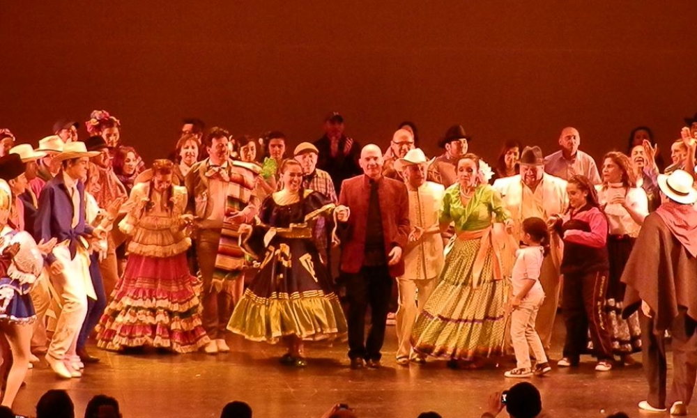 César Monroy con grupo de danza folclórica