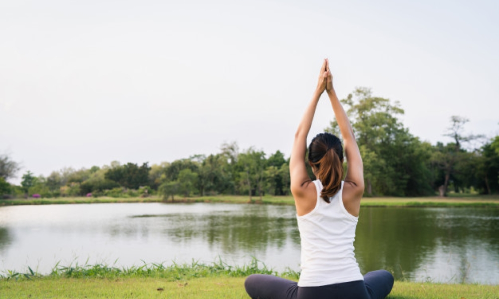 Mujer meditando