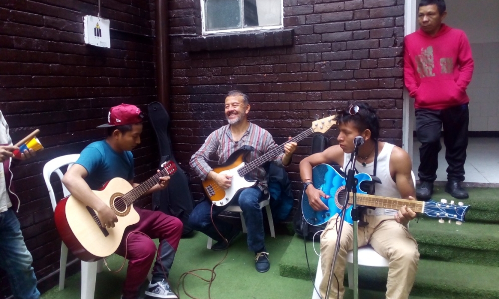 Hernán Cortés y parte del grupo de músicos emberá