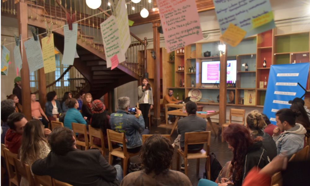 La Escuela de gestión cultural comunitaria - Artífices se enfoca en agentes, colectivos y organizaciones, que trabajan en las comunidades de los territorios priorizados, como son Suba, Usme, Bosa, Los Mártires y Ciudad Bolívar.