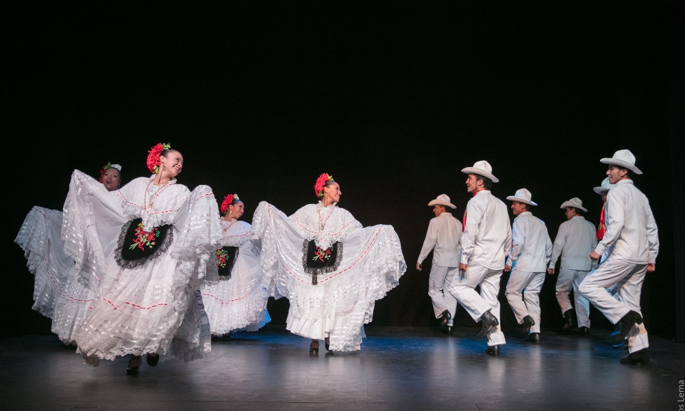 bailarines en el escenario