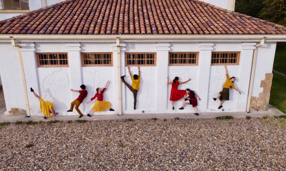 Bailarines en la fachada de La Casona 