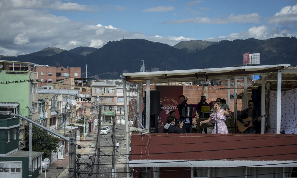 Presentación de Adriana Lucía en de Gira en Casa de la Vecina